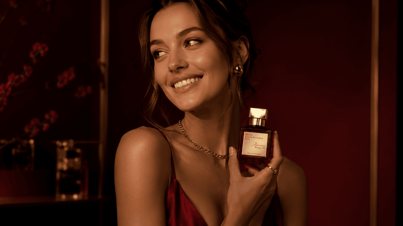 Model purtând parfum SERIN